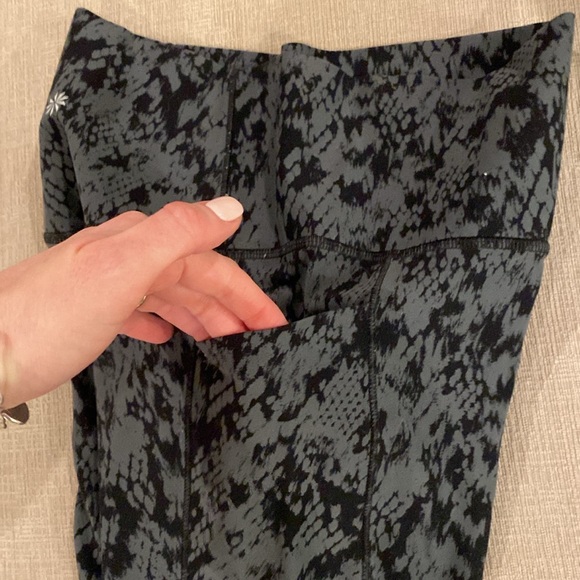 ATHLETA Salutation Stash Pocket Python Black Printed 7/8 Tight - Picture 3 of 6